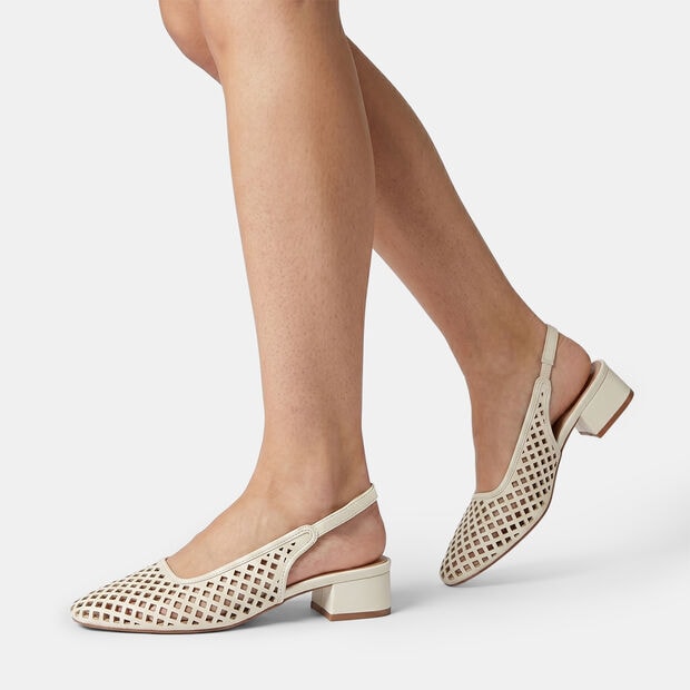 D&aacute;msk&eacute; perforovan&eacute; lodičky slingback Baťa, b&iacute;l&aacute;