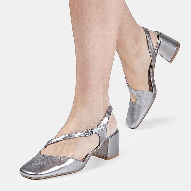 Elegantn&iacute; sand&aacute;le na podpatku Baťa, stř&iacute;brn&aacute;