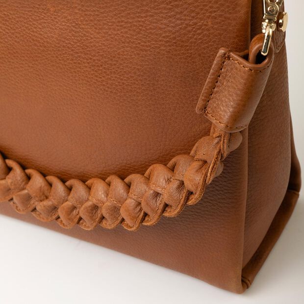 Kožen&aacute; crossbody s extra popruhem, p&iacute;skov&aacute;