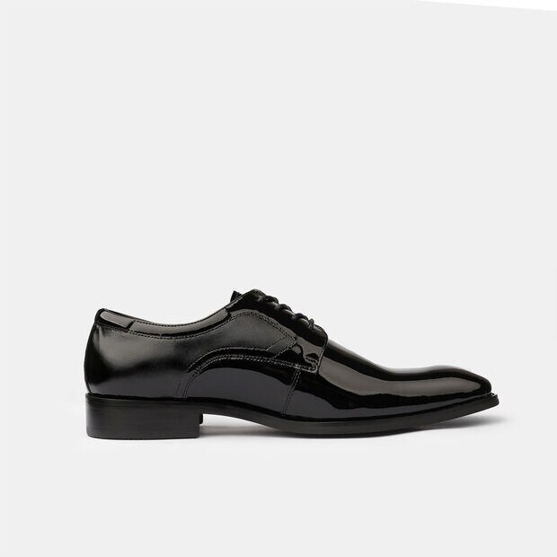 Elegantn&iacute; p&aacute;nsk&eacute; polobotky z lakovan&eacute; kůže s vyražen&yacute;m vzorem, 