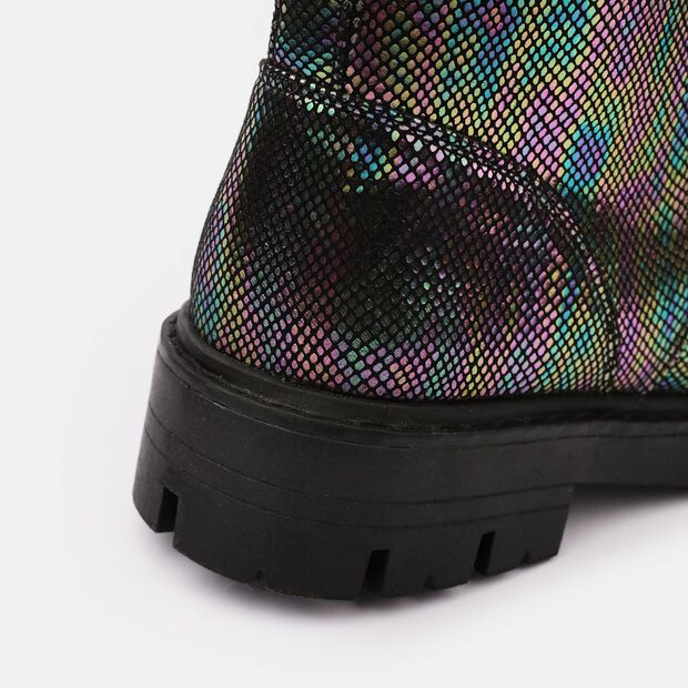 D&iacute;vč&iacute; kotn&iacute;kov&eacute; boty s efektem hologramu Baťa, v&iacute;cebarevn&eacute;