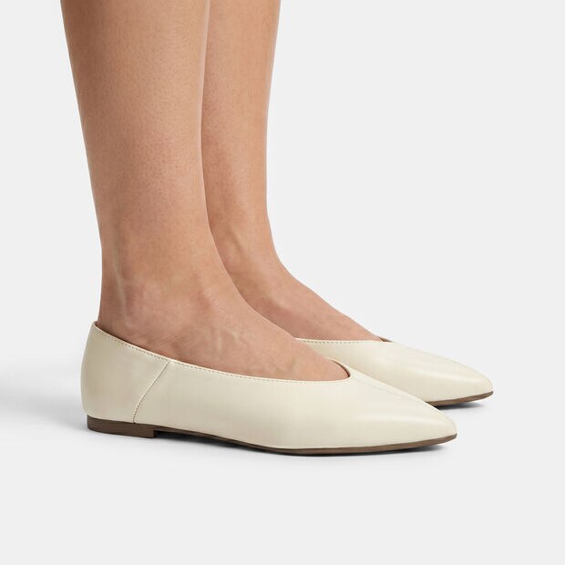 Women's ballerina flat with visible seam on the toe, White