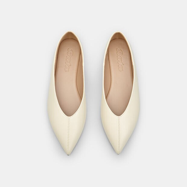 Women's ballerina flat with visible seam on the toe, White