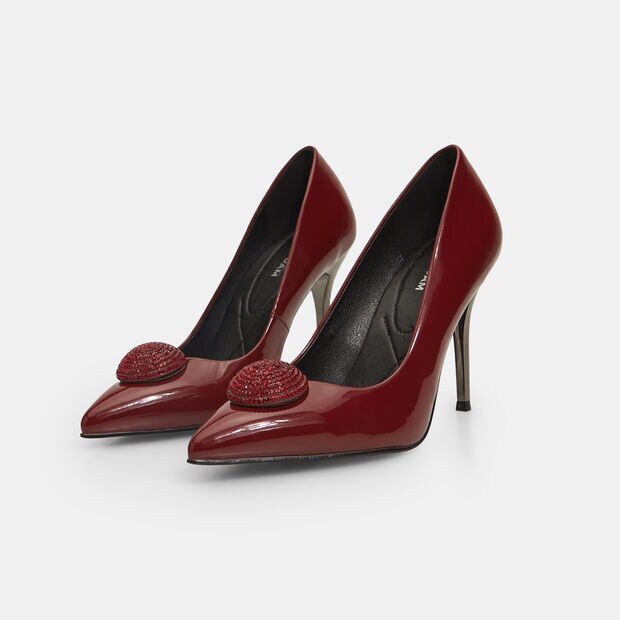 Zapatos de sal&oacute;n de mujer con detalle joya y tac&oacute;n dorado , 