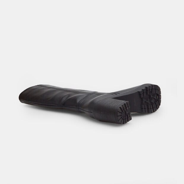 Bota para mujer con tac&oacute;n y suela track, Negro