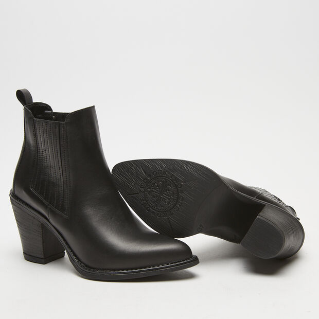 Botines En Punta Con Tac&oacute;n, Negro