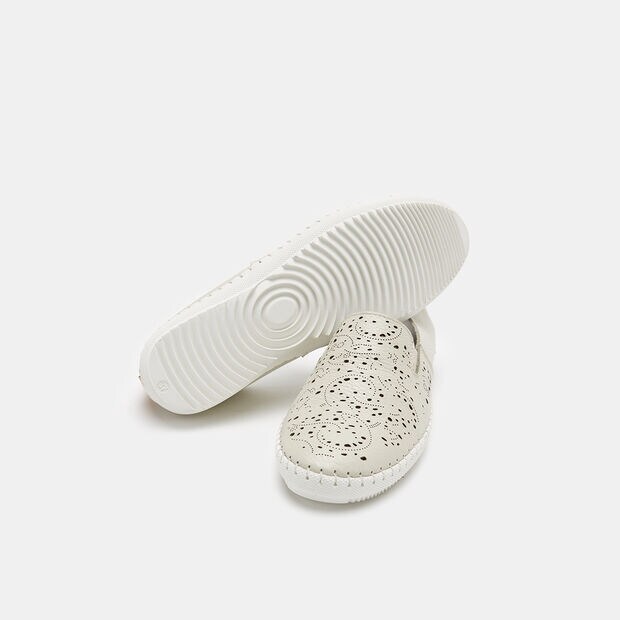 Mocasines de piel perforada, Blanco