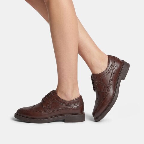 Zapatos con cordones de mujer en piel, Marr&oacute;n