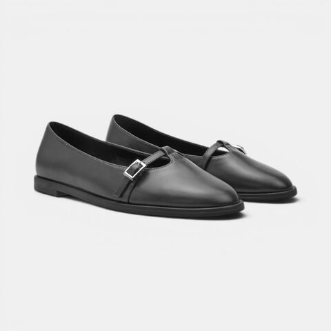 Bailarina de piel con adorno de correa Bata, Negro