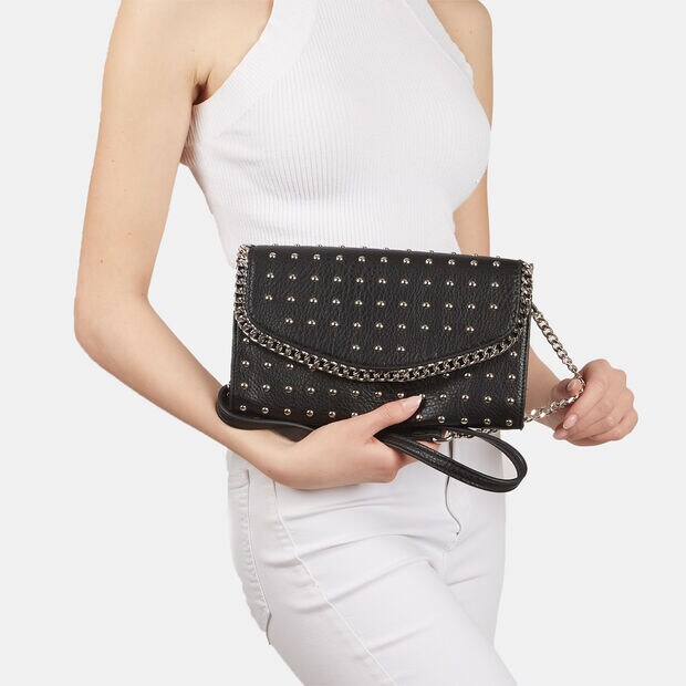 Clutch de mujer con tachuelas , 