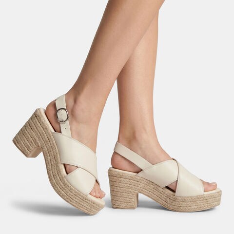 Sandalia de mujer con cu&ntilde;a y correa ajustable Bata, Blanco
