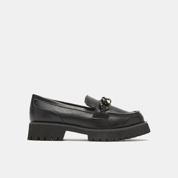 Mocasines con suela dentada y detalle de cadena, 