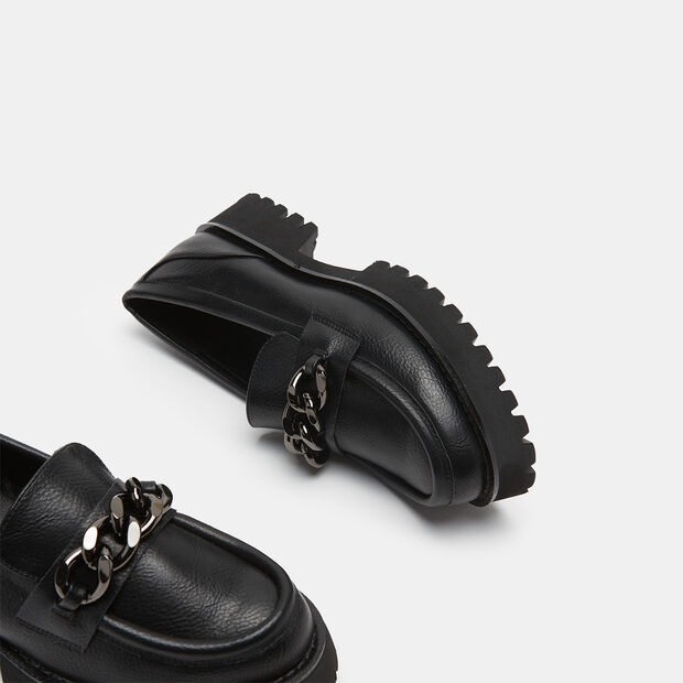Mocasines con suela dentada y detalle de cadena, 