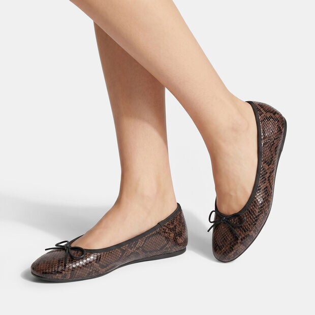 Bailarina plana de mujer Bata con perfil y lazo negro, Marr&oacute;n