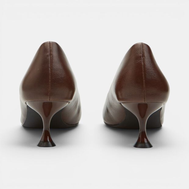 Zapato de mujer con tac&oacute;n y punta Bata, Marr&oacute;n