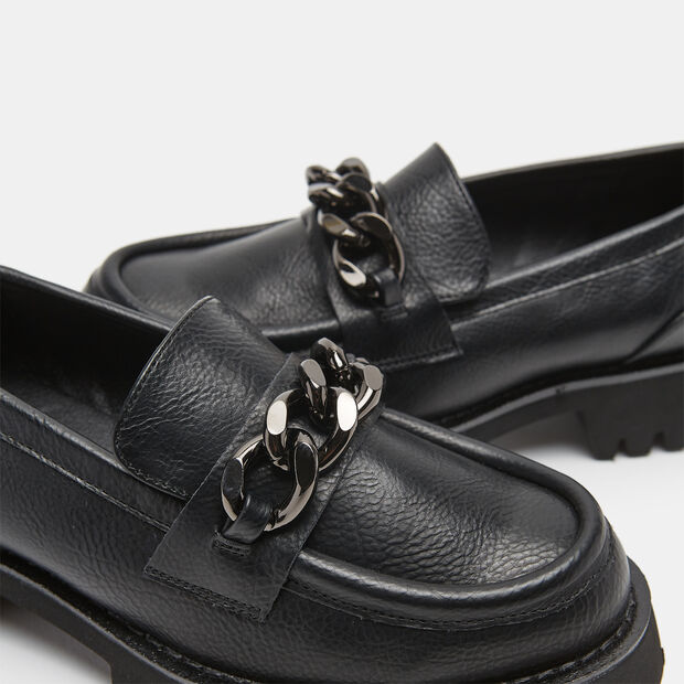 Mocasines con suela dentada y detalle de cadena, 