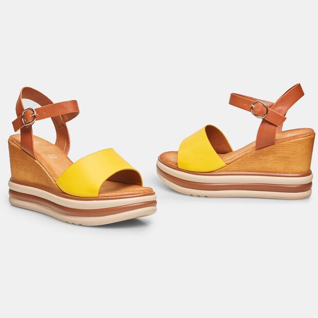 Sandalias de mujer con cu&ntilde;a, 