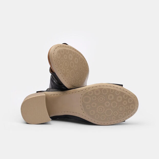 Sandalias de mujer en cuero con tac&oacute;n, Negro
