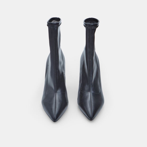 Bot&iacute;n de mujer con tac&oacute;n y punta Bata, 