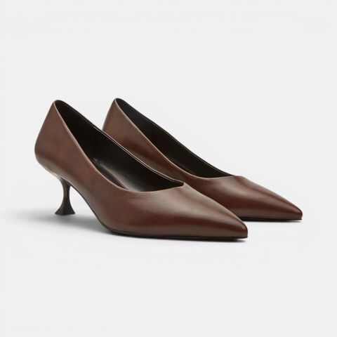 Zapato de mujer con tac&oacute;n y punta Bata, Marr&oacute;n