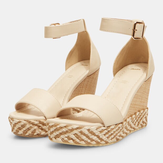 Sandalias de mujer con cu&ntilde;a , 