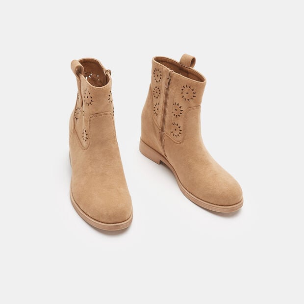 Bottines avec tige perfor&eacute;e et semelle compens&eacute;e int&eacute;rieure, Beige