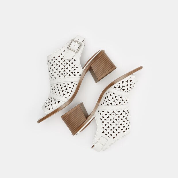 Sandales bout ouvert talon moyen en cuir ajour&eacute;, Blanc