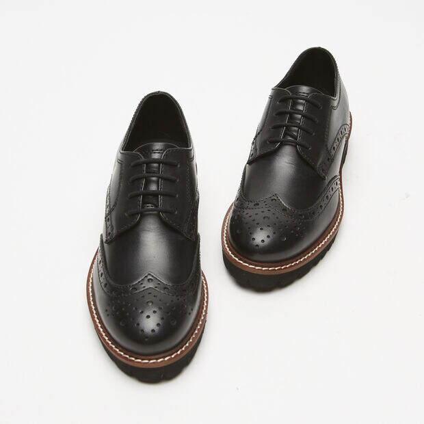 Chaussures brogue en cuir semelles crant&eacute;es, 