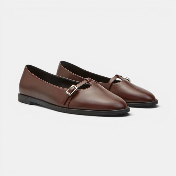 Ballerine avec un &eacute;l&eacute;gant bracelet Bata, Marron