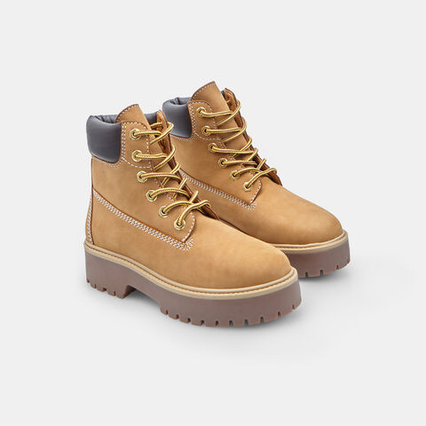 Stivaletto outdoor stringato da donna in nubuck Bata, Giallo