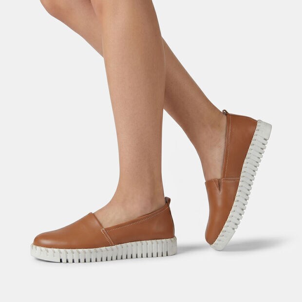 Slipon in pelle da donna Bata, Marrone