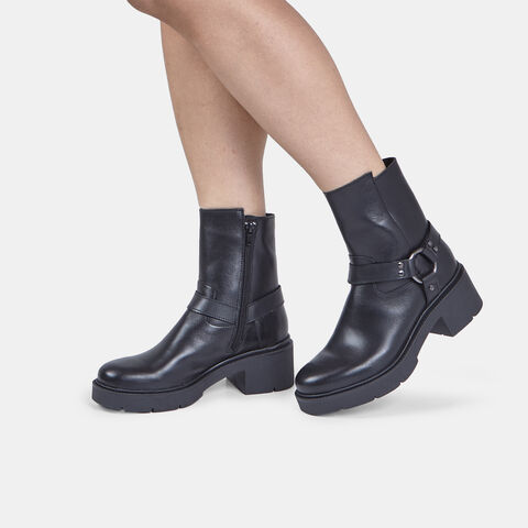 Stivaletto in pelle con fascia e fibbia Bata, Nero