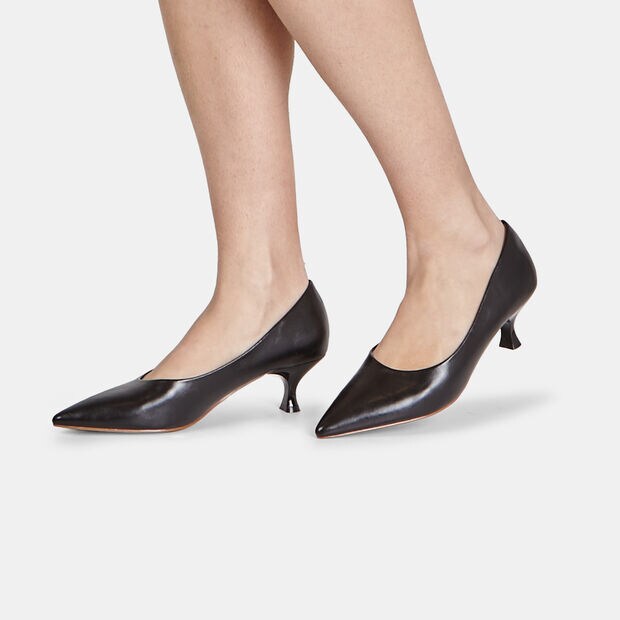 D&eacute;collet&eacute; da donna con tacco medio e punta, 