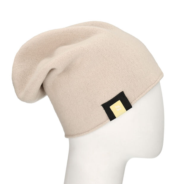 Czapka B BY LADA - Stylowy dodatek na każdą porę roku, 