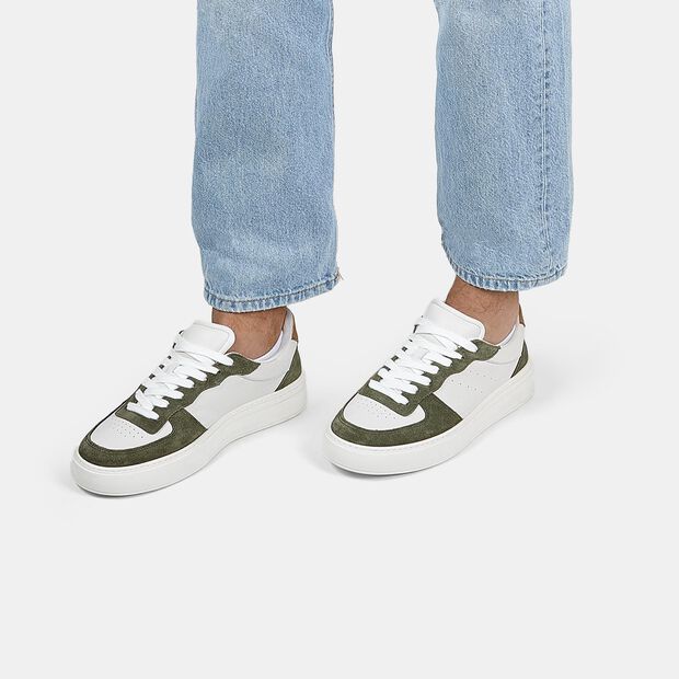Sk&oacute;rzane miejskie sneakersy dla mężczyzn Bata, biało-zielony