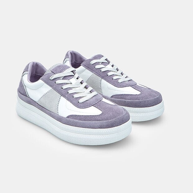 Wygodne buty damskie Baťa na sznur&oacute;wki i rzepy, 
