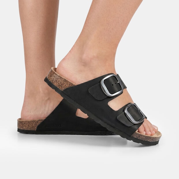 Sk&oacute;rzane damskie letnie klapki footbed Baťa, czarny