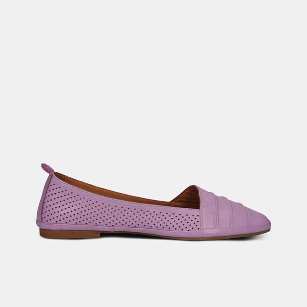 Wsuwane buty damskie z perforowaną sk&oacute;rzaną cholewką, 