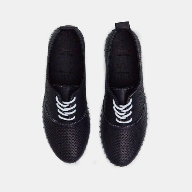 Damskie trampki slip-on z perforowaną cholewką, 