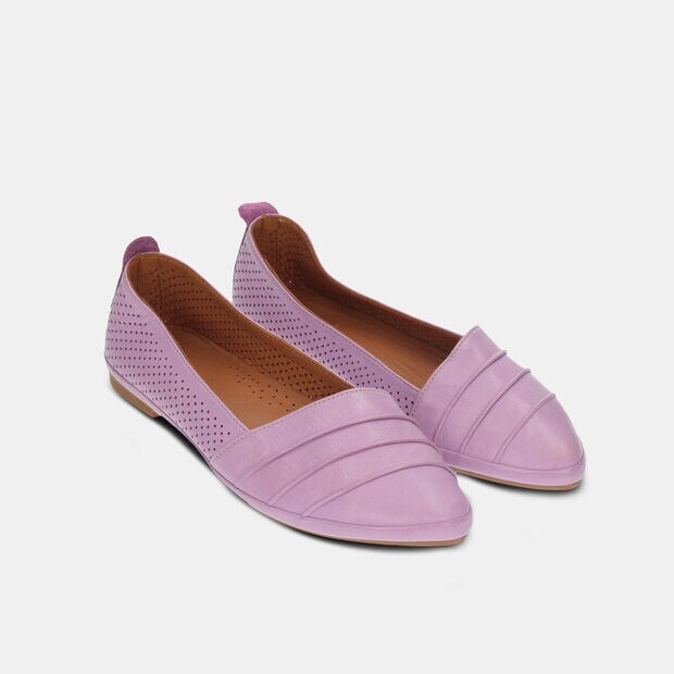 Wsuwane buty damskie z perforowaną sk&oacute;rzaną cholewką, 