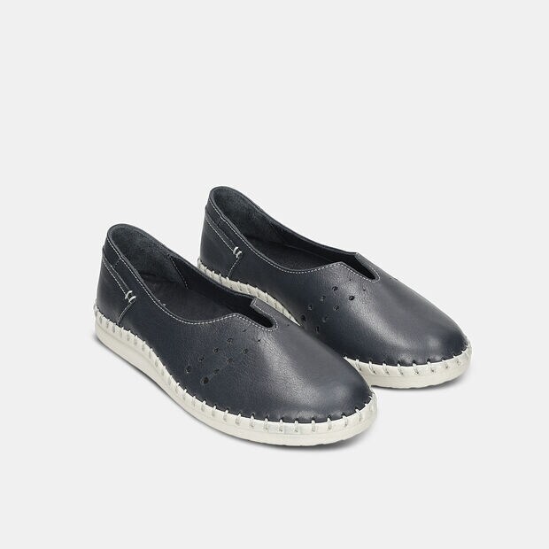 Damskie buty wsuwane z charakterystycznym szwem, 