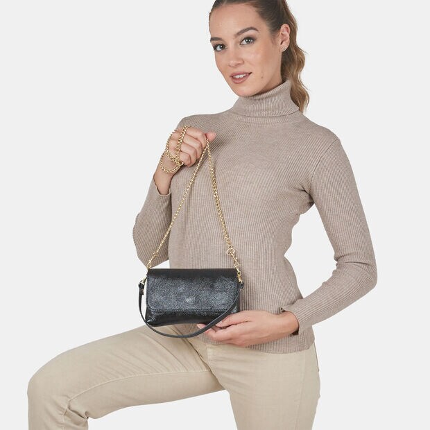 Kožen&aacute; metalick&aacute; crossbody kabelka Baťa, čierna