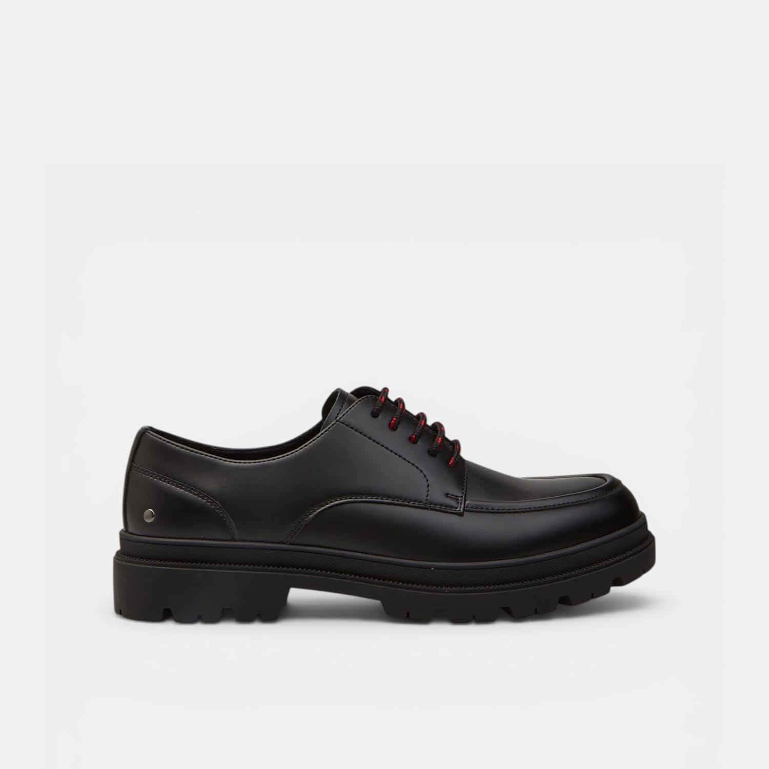Stringata Derby con suola track Bata