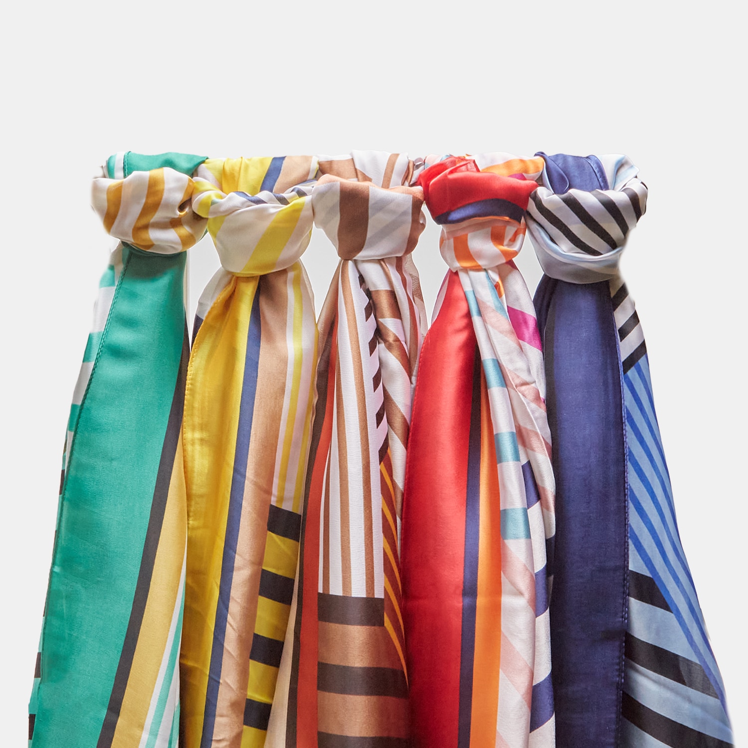 Foulard rettangolari con disegni geometrici